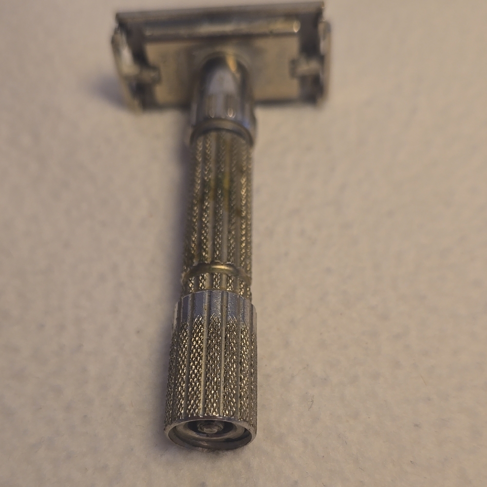 Premium Silver Safety Razor for Men - Picture 4 of 8